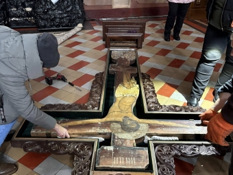 У Свято-Успенському кафедральному соборі у Володимирі реставратори оглядають стан ікон 