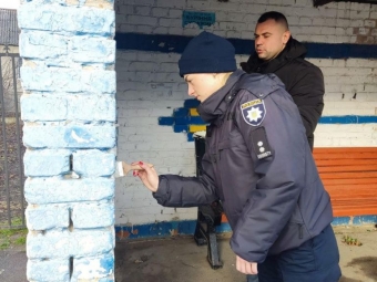 У Нововолинську та Володимирі правоохоронці зафарбовували оголошення, які містять адреси сайтів з продажу наркотиків 