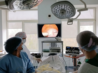 У Володимирі лікарі без великих розрізів видалили велику кісту яєчника 