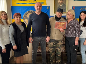 У Затурцях родині військового Ігоря Кравця вручили подяку 