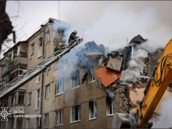 Росіяни вдарили балістичною ракетою по багатоповерхівці в Харкові 