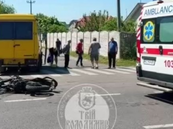 У Володимирі 17-річний мотоцикліст зіткнувся з маршруткою - новини Володимир-Водинського У Володимирі 17-річний мотоцикліст зіткнувся з маршруткою