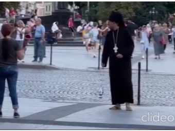 Блогер у рясі зняв провокативне відео у центрі Львова 