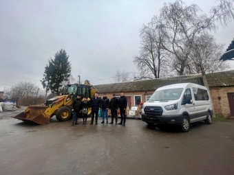 Нововолинська громада отримала екскаватор та мікроавтобус від німецького уряду 