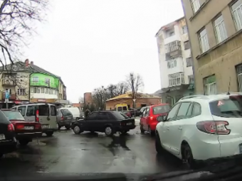 У Володимирі автомобіль, виїжджаючи з парковки, зачепив інший транспортний засіб 