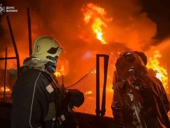 На Волині ліквідували пожежу, спричинену ворожим обстрілом: працювали 20 рятувальників 