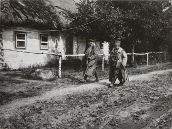 Опублікували архівне фото відомого німецького воєначальника на вулиці села Павловичі 