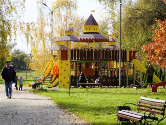 У «Слов’янському» парку Володимира встановили новий ігровий комплекс 