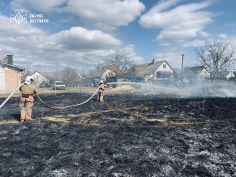 На Волині рятувальники гасили масштабні займання сухої трави 
