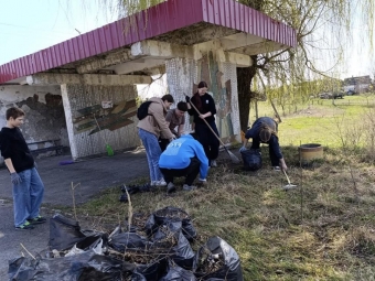 Учні Маньківського ліцею поприбирали місцеві автобусні зупинки 