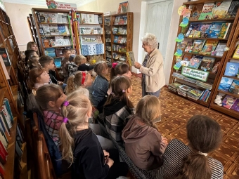 У Затурцях школярі вирушили у «Подорож у книжковий дивосвіт» разом із поетесою Галиною Ушаковою - новини Володимир-Водинського У Затурцях школярі вирушили у «Подорож у книжковий дивосвіт» разом із поетесою Галиною Ушаковою