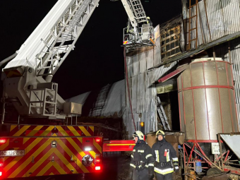 В Устилузькій громаді через недбалі зварювальні роботи сталася масштабна пожежа в ангарі 