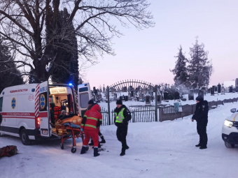 Лежала на льоду річки: на Волині врятували жінку з переохолодженням 