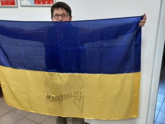 Напередодні Дня прапора волонтерка з Іванич отримала національний стяг підписаний Залужним 