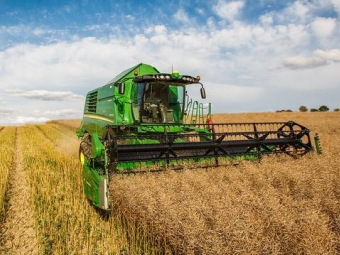 Їхав комбайном із фальшивим посвідченням: у Павлівці чоловіка покарали штрафом 