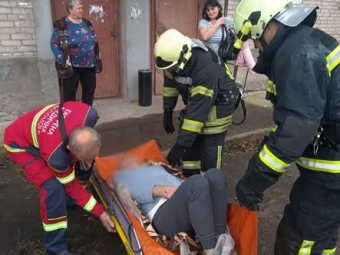 У Нововолинську рятувальники визволили чоловіка, який потребував допомоги 