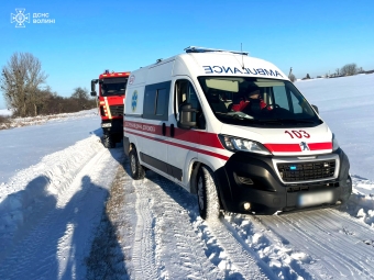 У Володимирькому районі «швидка» з хворим застрягла у снігу: на допомогу прийшли рятувальники 