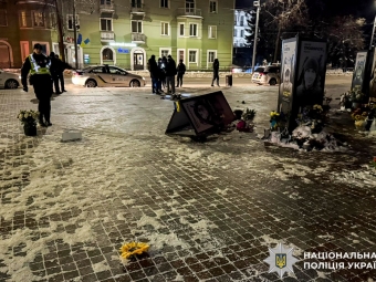 У Рівному п’яна жінка повалила портрети загиблих захисників на Майдані Незалежності 