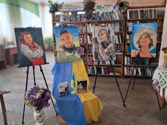 «Материнське серце в кольорах»: у бібліотеці Локач відкрилася виставка матері загиблого захисника 