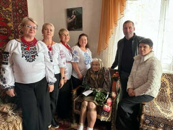 95-річна мешканка Бубнова здивувала односельців цікавими документами й фактами зі своєї біографії 