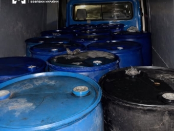 На Волині викрили чоловіка з фальсифікованим алкоголем і понад 3 тисячами літрів пального 