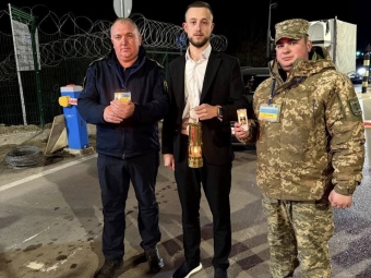 Благодатний вогонь прибув в Україну: в «Устилузі» святиню першими зустріли прикордонники 