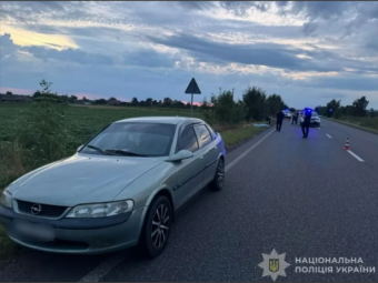 Відомо, чому жінка вистрибнула з авто під час руху у Литовежі і загинула 