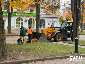 Працівники ВУКГ прибирали осіннє листя на бульварі Шевченка у Нововодинську 