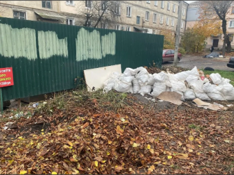 Стихійне звалище будівельного сміття біля контейнерів на вулиці Винниченка у Нововолинську 