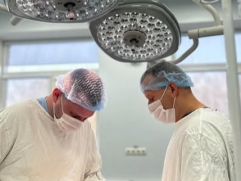 У Володимирі лікарі врятували пацієнта при надзвичайно рідкісній паховій грижі 