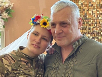 Познайомилися на війні: у Нововолинську командир розвідників одружився з бойовою медикинею 