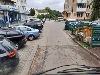 Комунальники Володимира просять водіїв не паркувати автівки біля сміттєвих контейнерів 