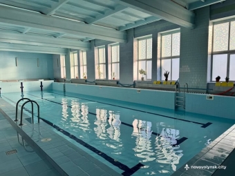 У Нововолинському ліцеї №6 запрацював басейн: графік, ціни та пільги 