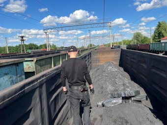 У Володимирському районні у потягах з рудою знайшли контрабандні цигарки 