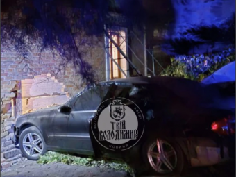 Нічна аварія у Володимирі: водійка Mercedes в'їхала прямо в житловий будинок 