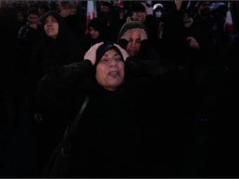 Одні плачуть, інші скачуть: як смерть Хаменеї розділила суспільство в Ірані 