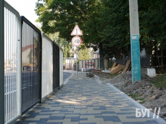У Володимирі вкладають нові тротуари з бруківки 