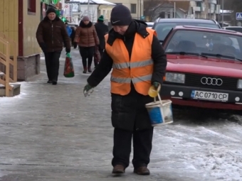 Працівники КП “Полігон” очищують від снігу дороги та тротуари вулиць міста 