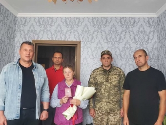 На Локачинщині дружині загиблого військового Івана Солов'я передали посмертну нагороду 