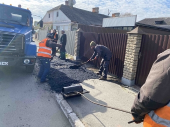 У Локачах комунальники відремонтували вулиці та тротуари у селищі 