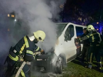 У Нововолинську рятувальники оперативно ліквідували пожежу мікроавтобуса 