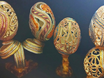 Володимирський митець Анатолій Бойко змайстрував нові вироби з яєчної шкаралупи та бурштину 