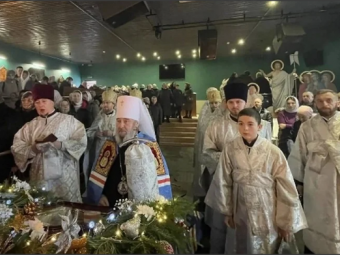 Привітання з Різдвом та скорбота за втраченим храмом: прихильники упц мп знову молилися у приміщенні нічного клубу 