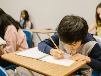 У Володимирській громаді відновлюють очне навчання у школах 