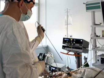 У лікарні Володимира пацієнту видалили великі камені з жовчного міхура через незначні розрізи 