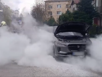 У Луцьку посеред дня спалахнув електромобіль  