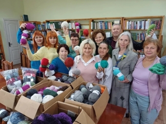 У Володимирі жінки зв’язали понад чотири сотні пар шкарпеток для воїнів ЗСУ 