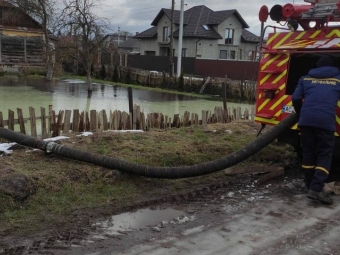 У Володимирі рятувальники відкачали воду, яка підійшла до будинку 