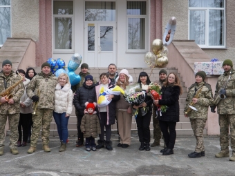 У Володимирі з пологового будинку зустріли дружину загиблого військового Сергія Циби 