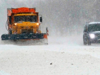 Дороги Волині чистять від снігу понад 40 одиниць техніки 